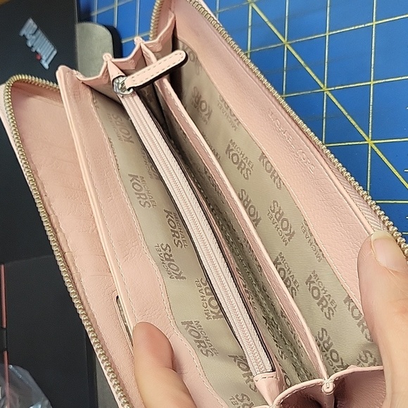 Michael Kors Pink Clutch Wristlet with Metallic Logo 13x4x1 Preloved - Picture 9 of 12